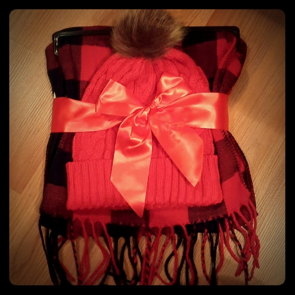 Accessories - *NEW* snowhat and plaid scarf set